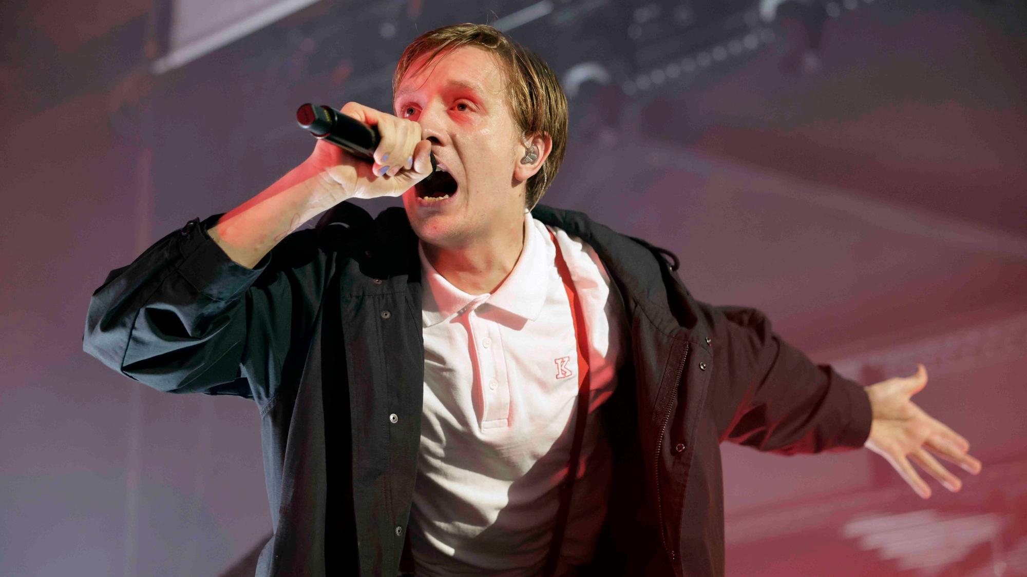 Felix Krummer, Sänger der Band Kraftklub, bei seinem Auftritt im Kölner Palladium.