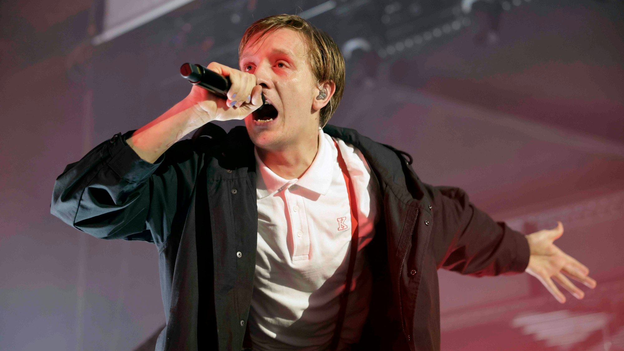 Felix Krummer, Sänger der Band Kraftklub, bei seinem Auftritt im Kölner Palladium.