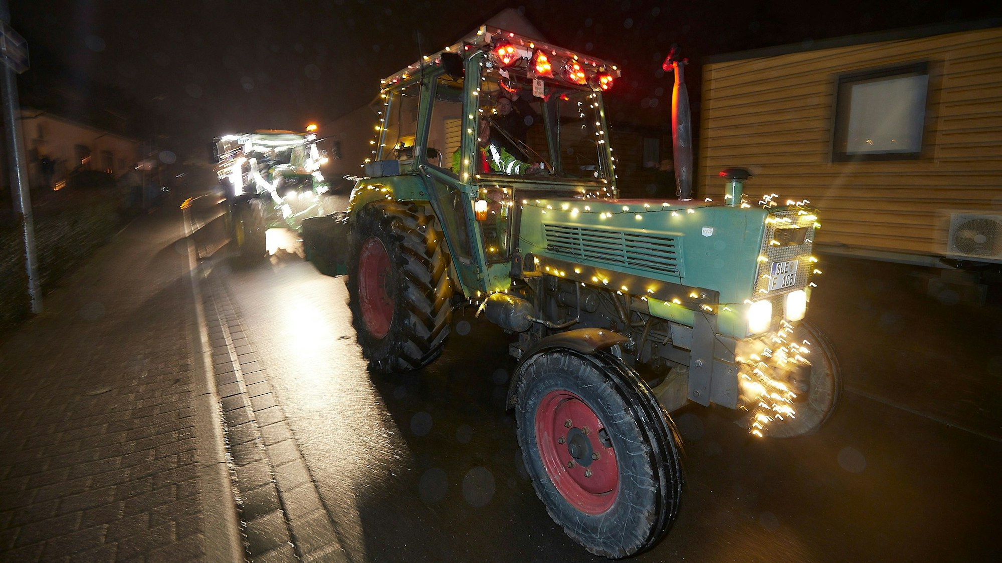 Mit zahlreichen Lichterketten waren die Traktoren geschmückt, die im vergangenen Jahr an den Lichterzügen teilnehmen.