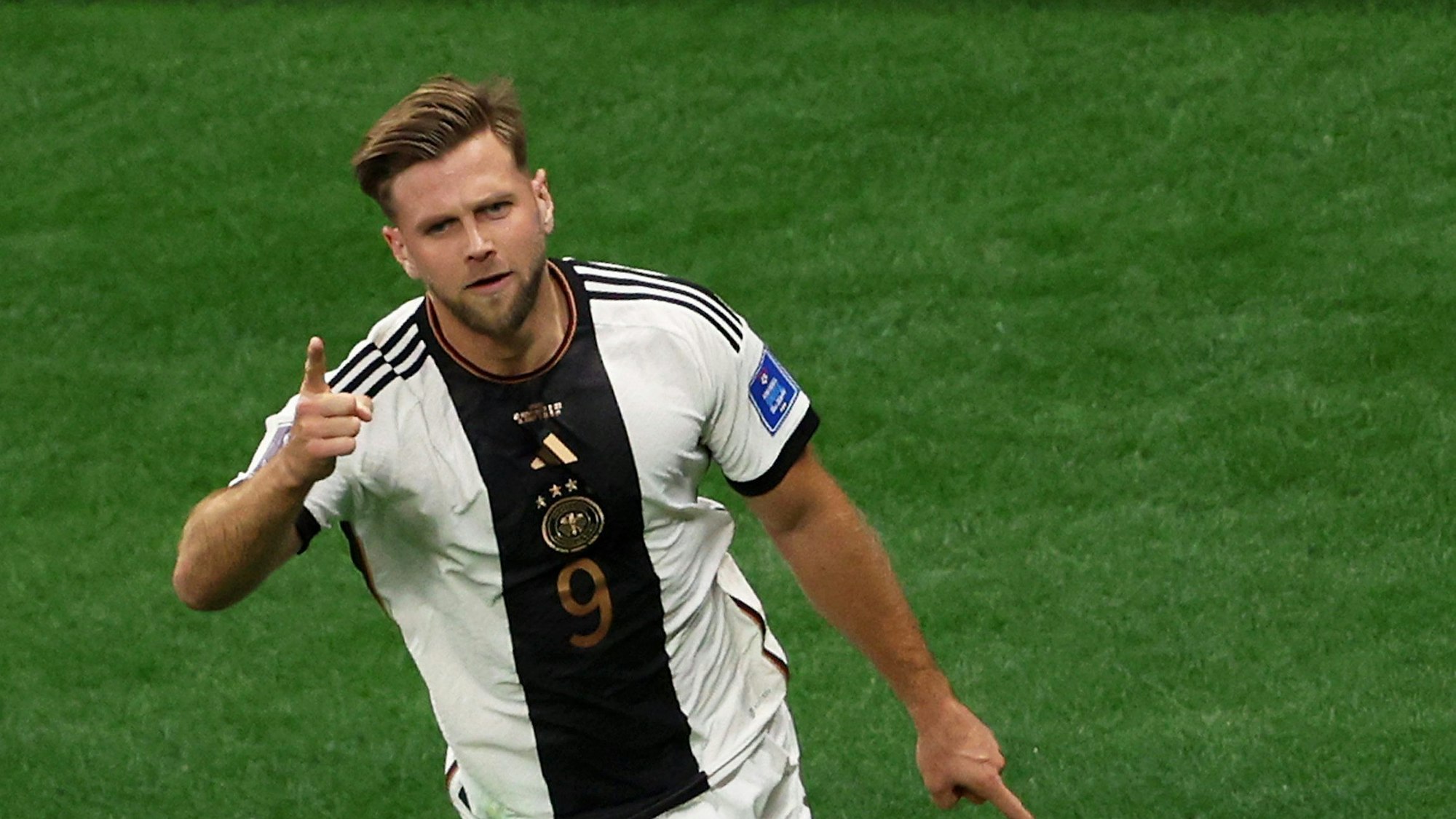 Niclas Füllkrug feiert das erste Tor der deutschen Mannschaft in Katar mit einem erhobenen Zeigefinger.