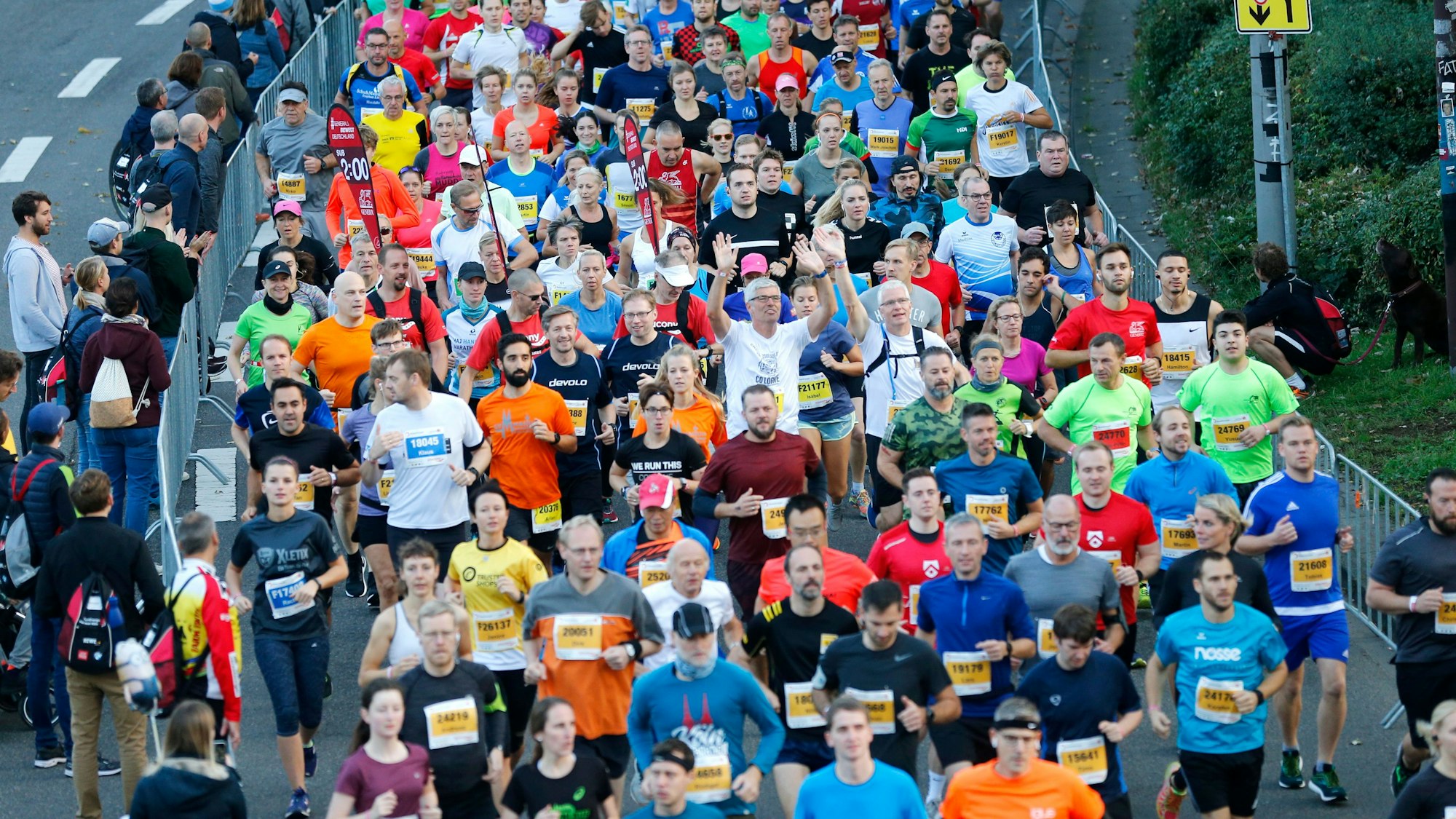 Etwa 22.000 Menschen werden beim Köln-Marathon teilnehmen.