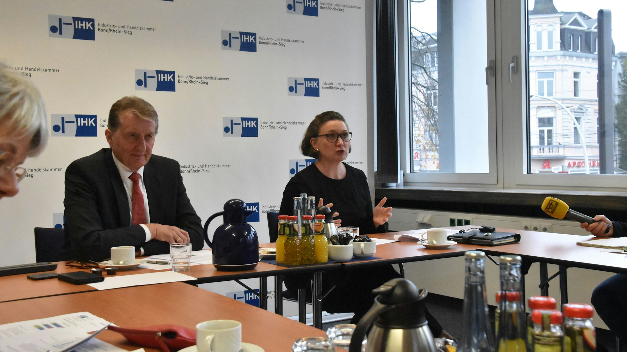 Die Stimmung im Gastgewerbe spiegelten Stephan Wimmers und Ruth Winterwerp-von den Elzen von der IHK Bonn/Rhein-Sieg wider.