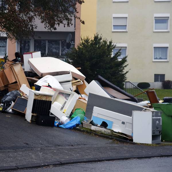 Ein Berg an ausgedientem Hausrat, wie Waschmaschiene, Kühlschrank, Schränke und Matratzen liegen am Wegrand.