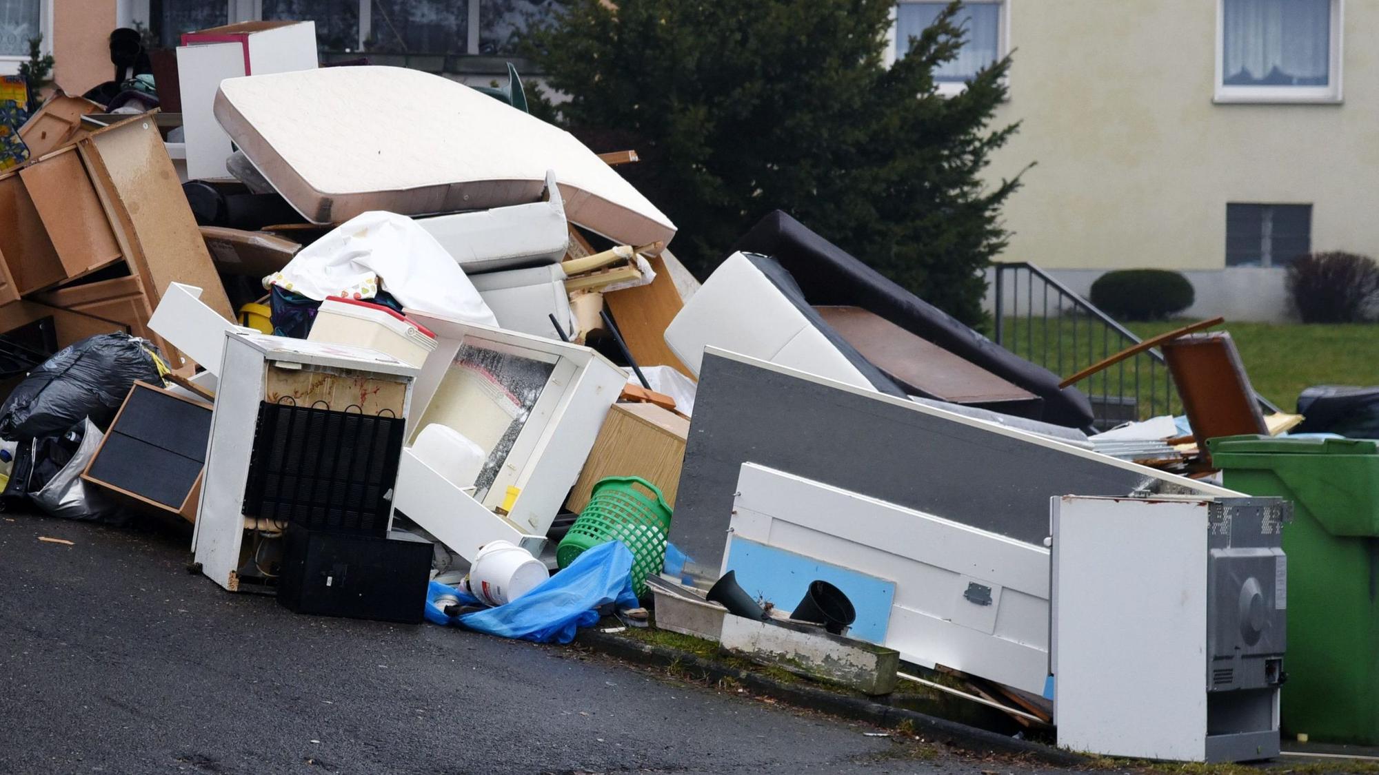 Ein Berg an ausgedientem Hausrat, wie Waschmaschiene, Kühlschrank, Schränke und Matratzen liegen am Wegrand.