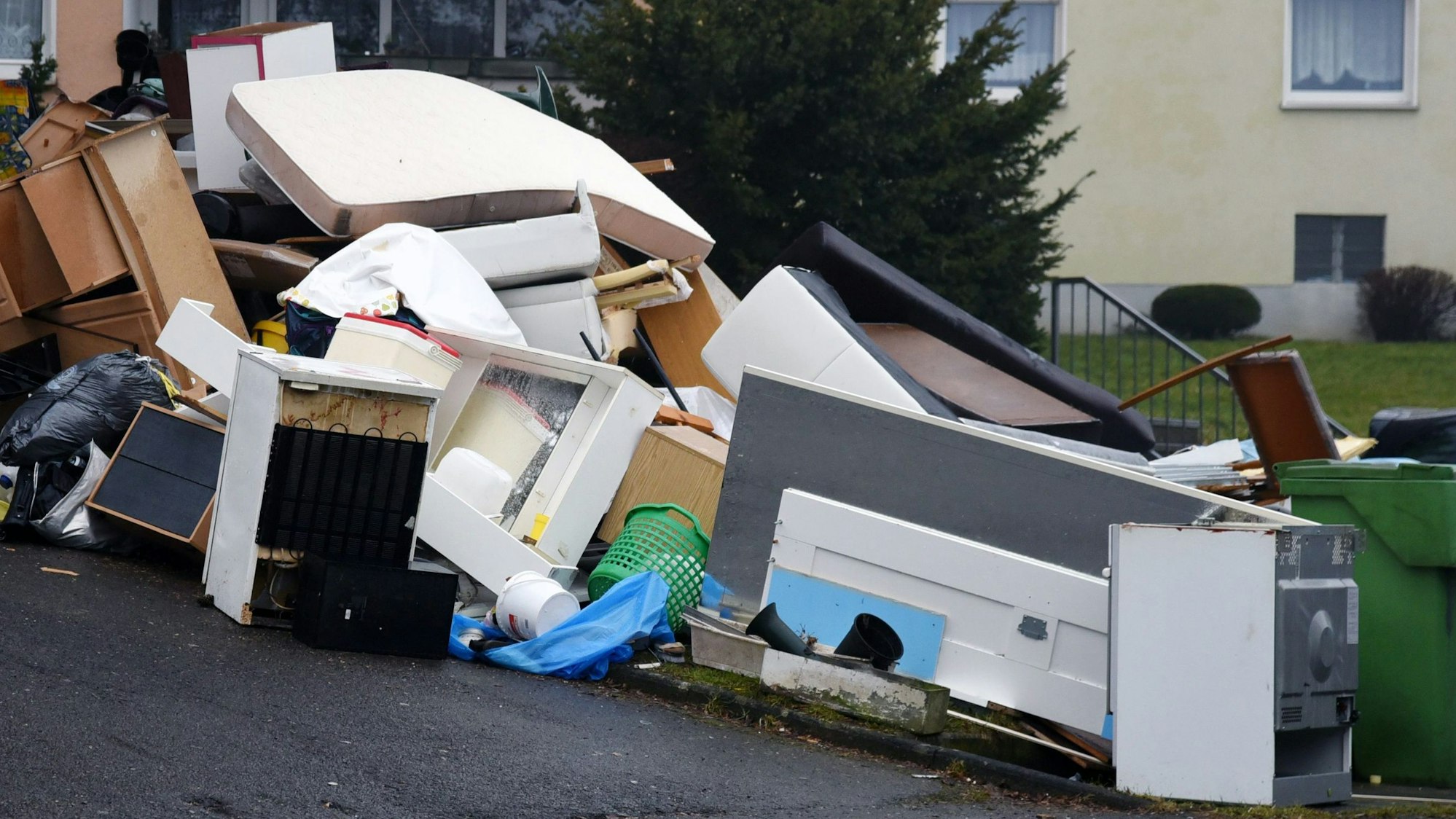 Ein Berg an ausgedientem Hausrat, wie Waschmaschiene, Kühlschrank, Schränke und Matratzen liegen am Wegrand.
