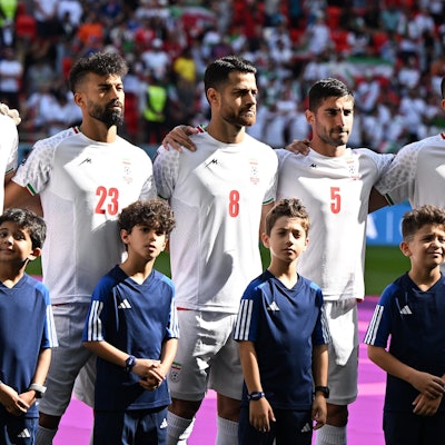 Irans Saeid Ezatolahi (l-r), Ramin Rezaeian, Morteza Pouraliganji, Milad Mohammadi und Majid Hosseini stehen bei der Nationalhymne nebeneinander.