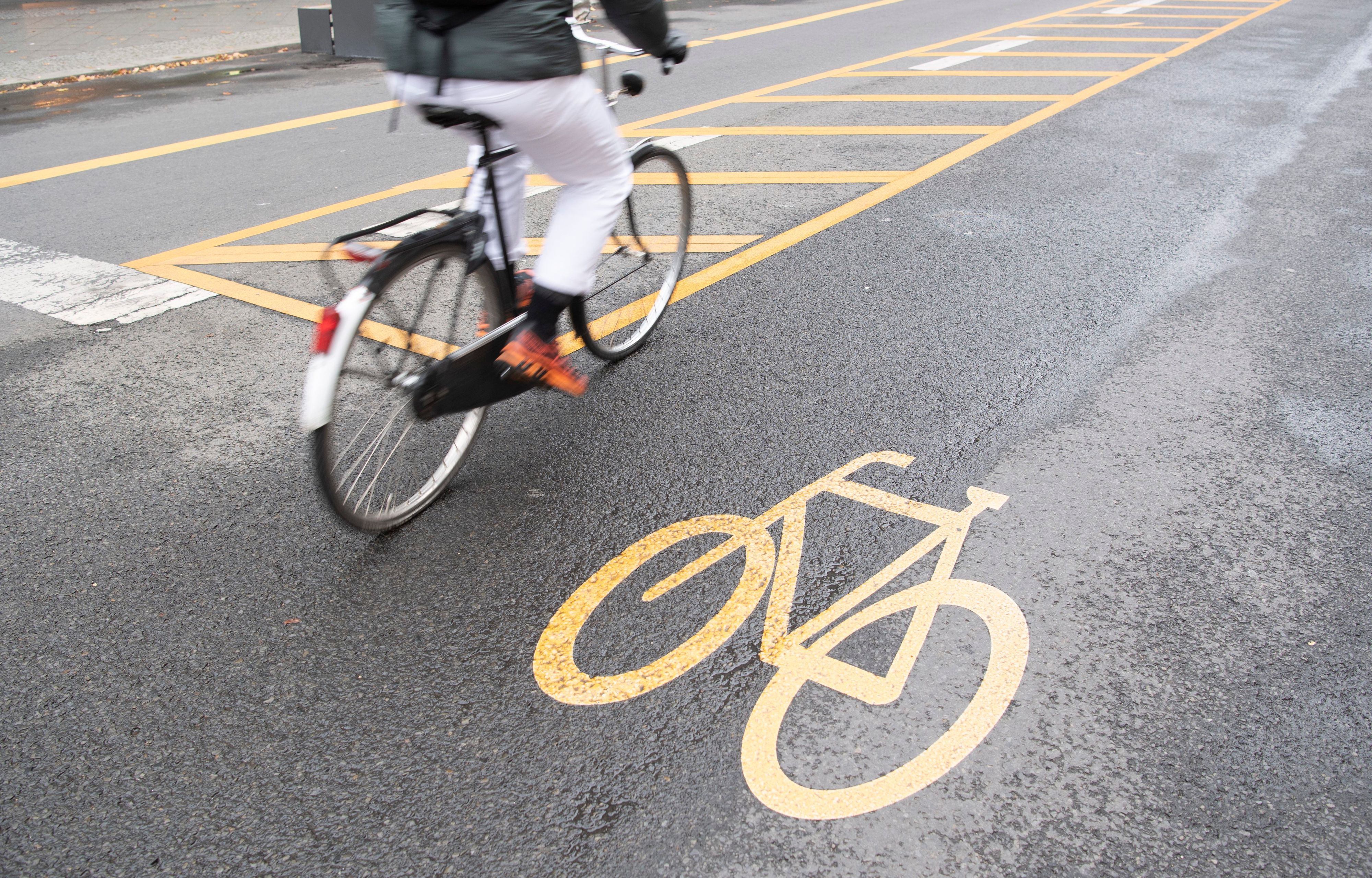 Das Video einer Radfahrerin geht bei Twitter derzeit viral (Symbolbild)