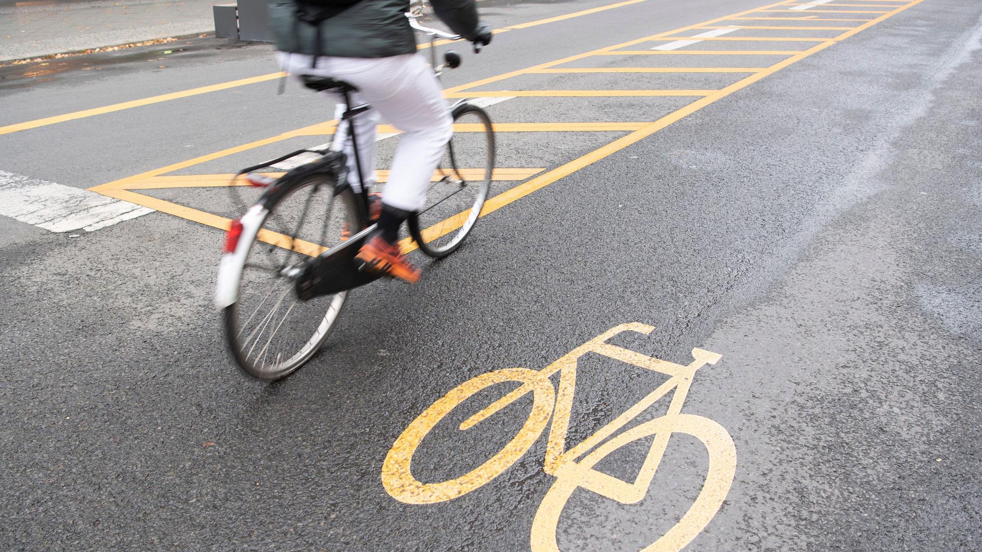 Das Video einer Radfahrerin geht bei Twitter derzeit viral (Symbolbild)