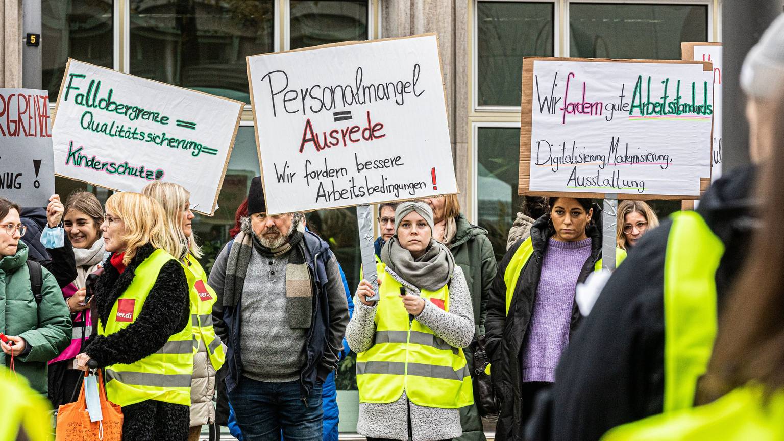 „Et hätt nit immer jot jejange“ warnen die Mitarbeiterinnen der Jugendämter angesichts der Personalnot.