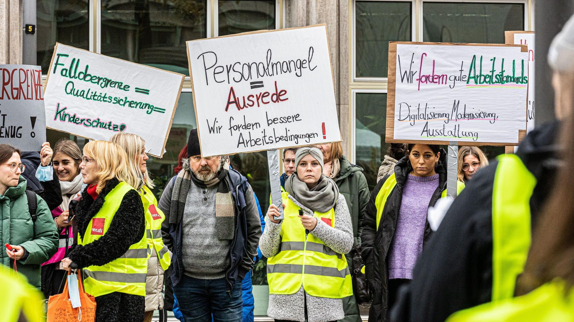 „Et hätt nit immer jot jejange“ warnen die Mitarbeiterinnen der Jugendämter angesichts der Personalnot.
