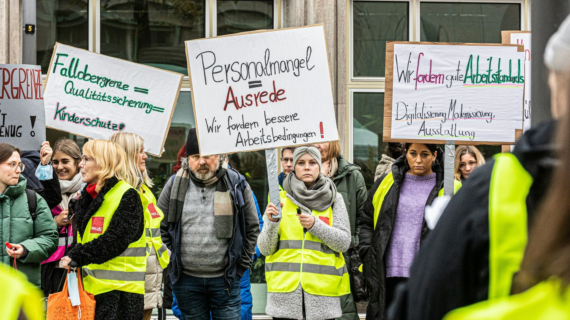„Et hätt nit immer jot jejange“ warnen die Mitarbeiterinnen der Jugendämter angesichts der Personalnot.