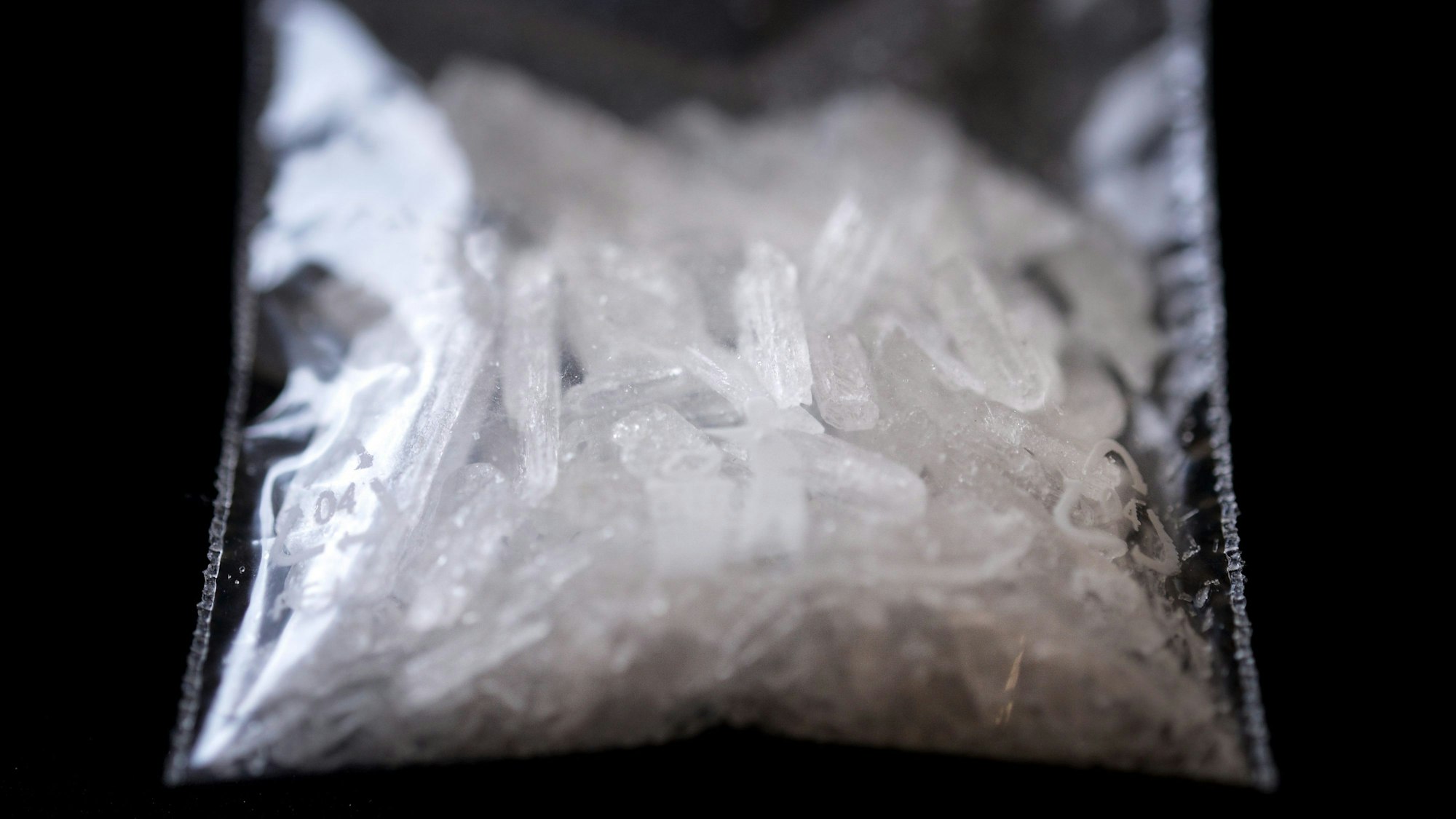 Das Foto zeigt einen Fund der synthetischen Droge Crystal Meth in einem Plastikbeutel.