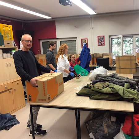 Menschen sortieren und verpacken warme Winterkleidung für Bergisch Gladbachs Partnerstadt Butscha.