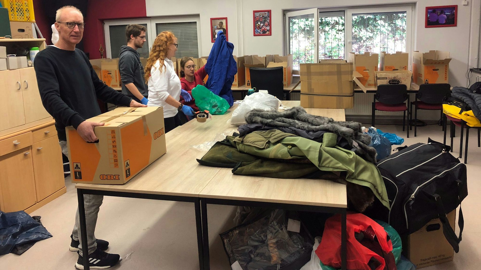 Menschen sortieren und verpacken warme Winterkleidung für Bergisch Gladbachs Partnerstadt Butscha.