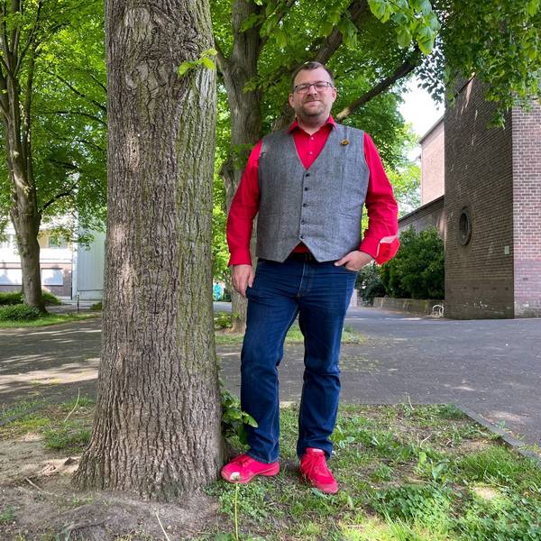 Daniel Dobbelstein steht in Kerpen an einem Baum. Damit möchte er die Wichtigkeit von Umweltthemen deutlich machen.
