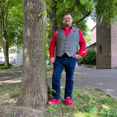 Daniel Dobbelstein steht in Kerpen an einem Baum. Damit möchte er die Wichtigkeit von Umweltthemen deutlich machen.