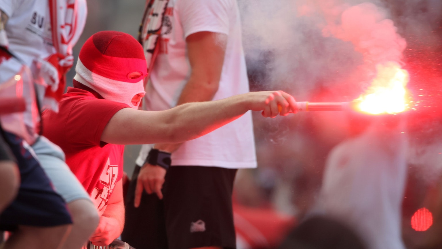 Ein Kölner Fan mit Pyrotechnik auf der Südtribüne beim Bundesliga-Spiel gegen den VfL Wolfsburg (Archivbild)