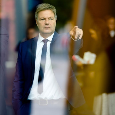 Der deutsche Wirtschafts- und Klimaminister Robert Habeck wartet auf die Ankunft des niederländischen Ministerpräsidenten Mark Rutte im Foyer des Kanzleramtes in Berlin.