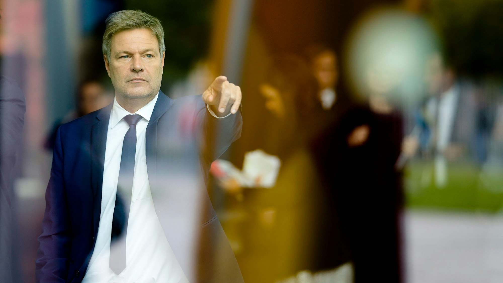 Der deutsche Wirtschafts- und Klimaminister Robert Habeck wartet auf die Ankunft des niederländischen Ministerpräsidenten Mark Rutte im Foyer des Kanzleramtes in Berlin.