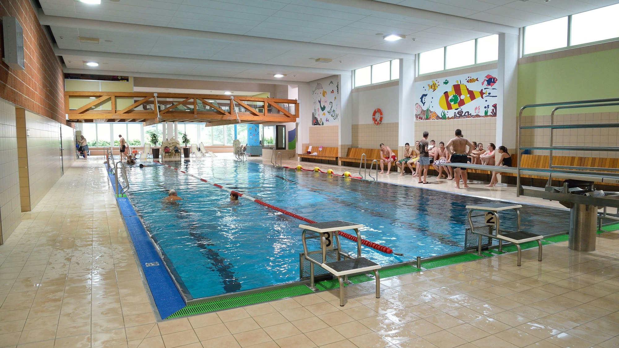 Das Schwimmerbecken im Badino, dem Hallenbad von Overath.