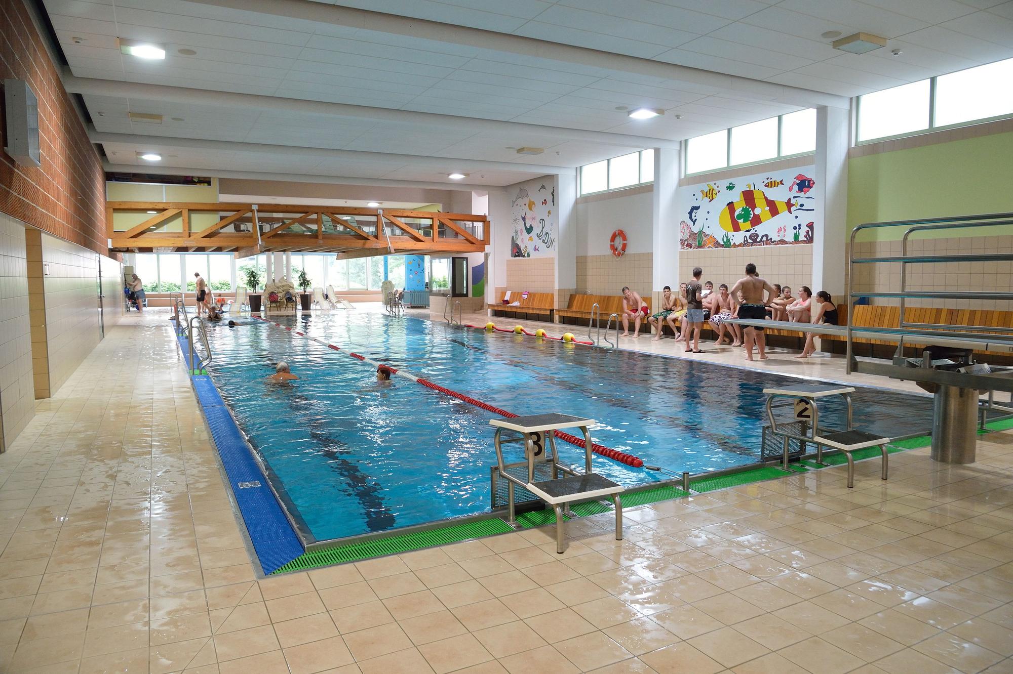 Blick auf das Schwimmerbecken mit Ein-Meter-Sprungbrett im Hallenbad Badino in Overath.