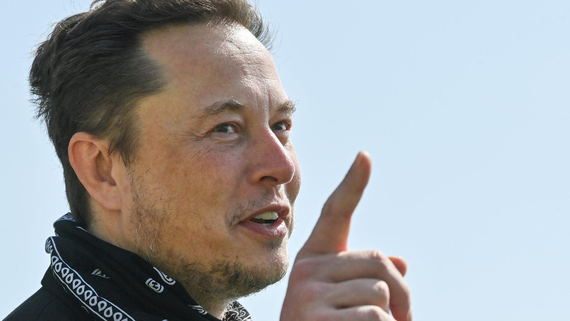 Elon Musk, Tesla-Chef, steht bei einem Pressetermin auf dem Gelände der Tesla Gigafactory.
