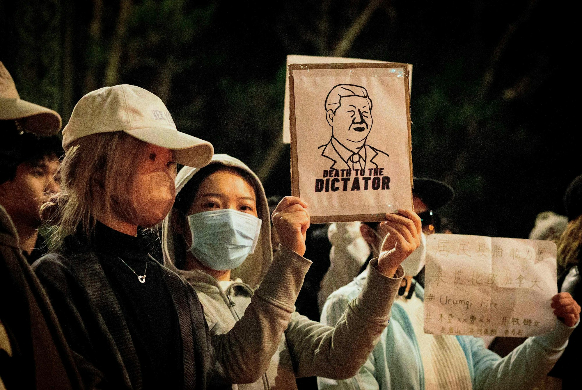 Menschen versammeln sich auf dem Campus der University of California Berkeley in Berkeley, Kalifornien, um gegen die von der chinesischen Regierung fortgesetzte Null-Covid-Politik zu protestieren.