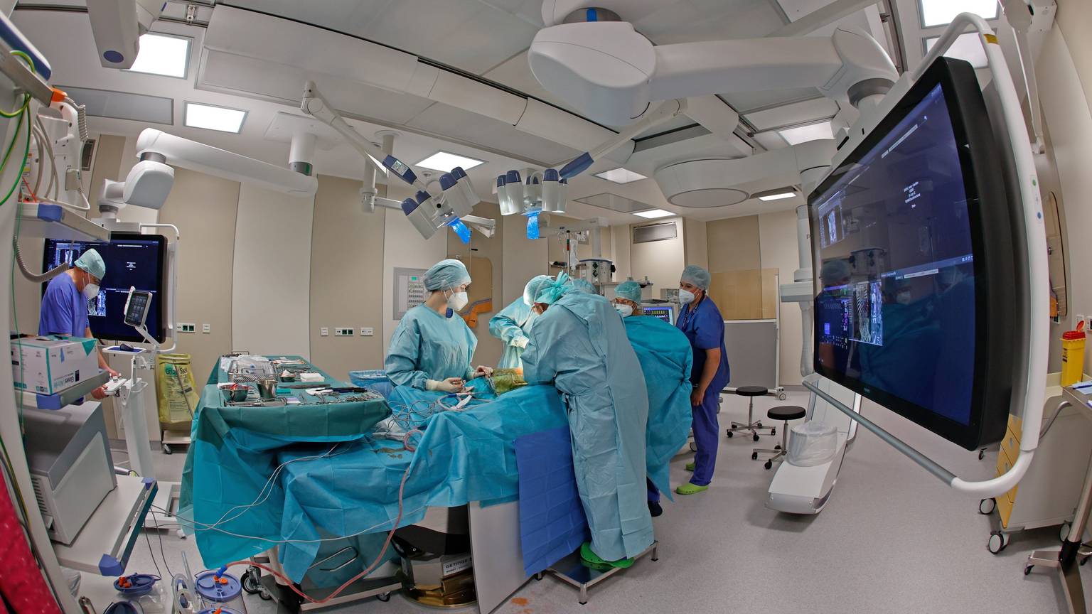 Ein Ärzteteam operiert im Operationssaal einer Klinik (Symbolbild)