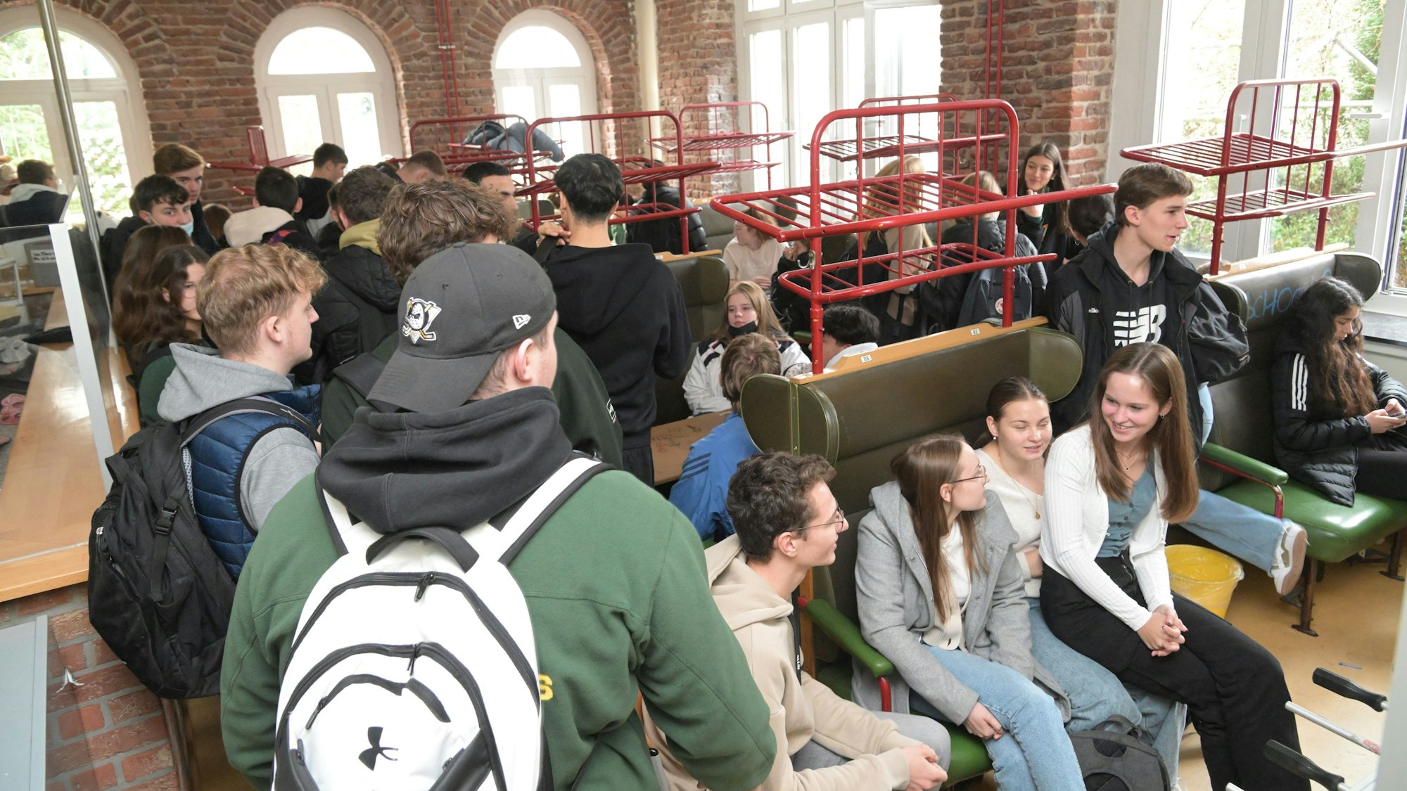 Die Oberstufen-Schüler am Gymnasium Herkenrath in Bergisch Gladbach müssen in den Pausen in einem kleinen Raum eng zusammenrücken.