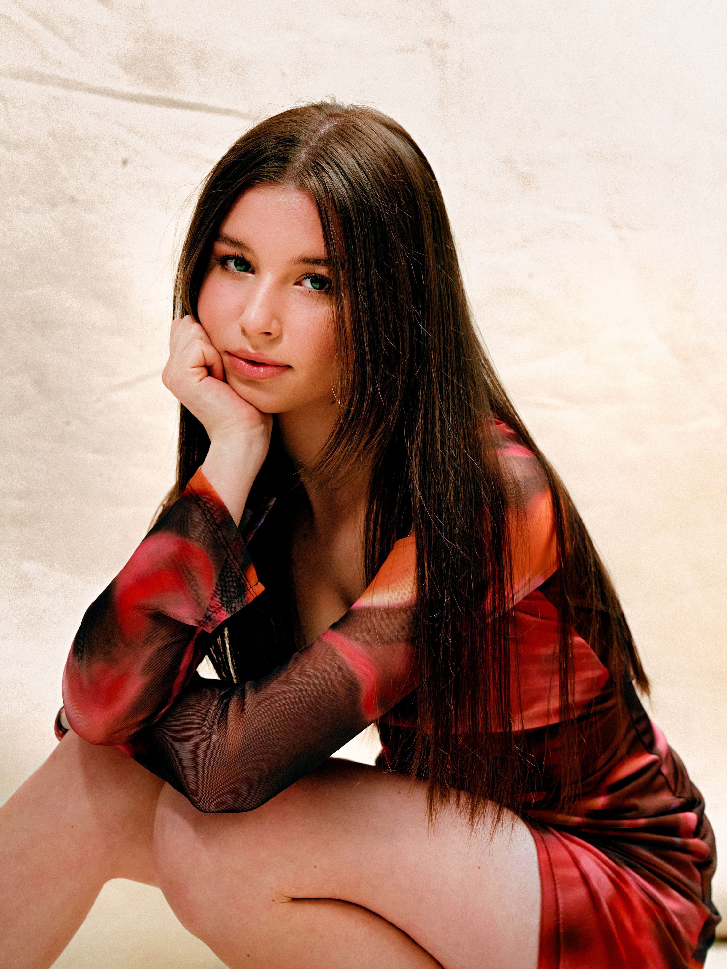 Maria Sur, eine junge Ukrainerin, ist im Rennen, um die Abba-Nation Schweden beim Eurovision Song Contest im nächsten Jahr in Liverpool zu vertreten. Die 17-Jährige hat ihren Kopf auf der Hand abgestützt und guckt in die Kamera.