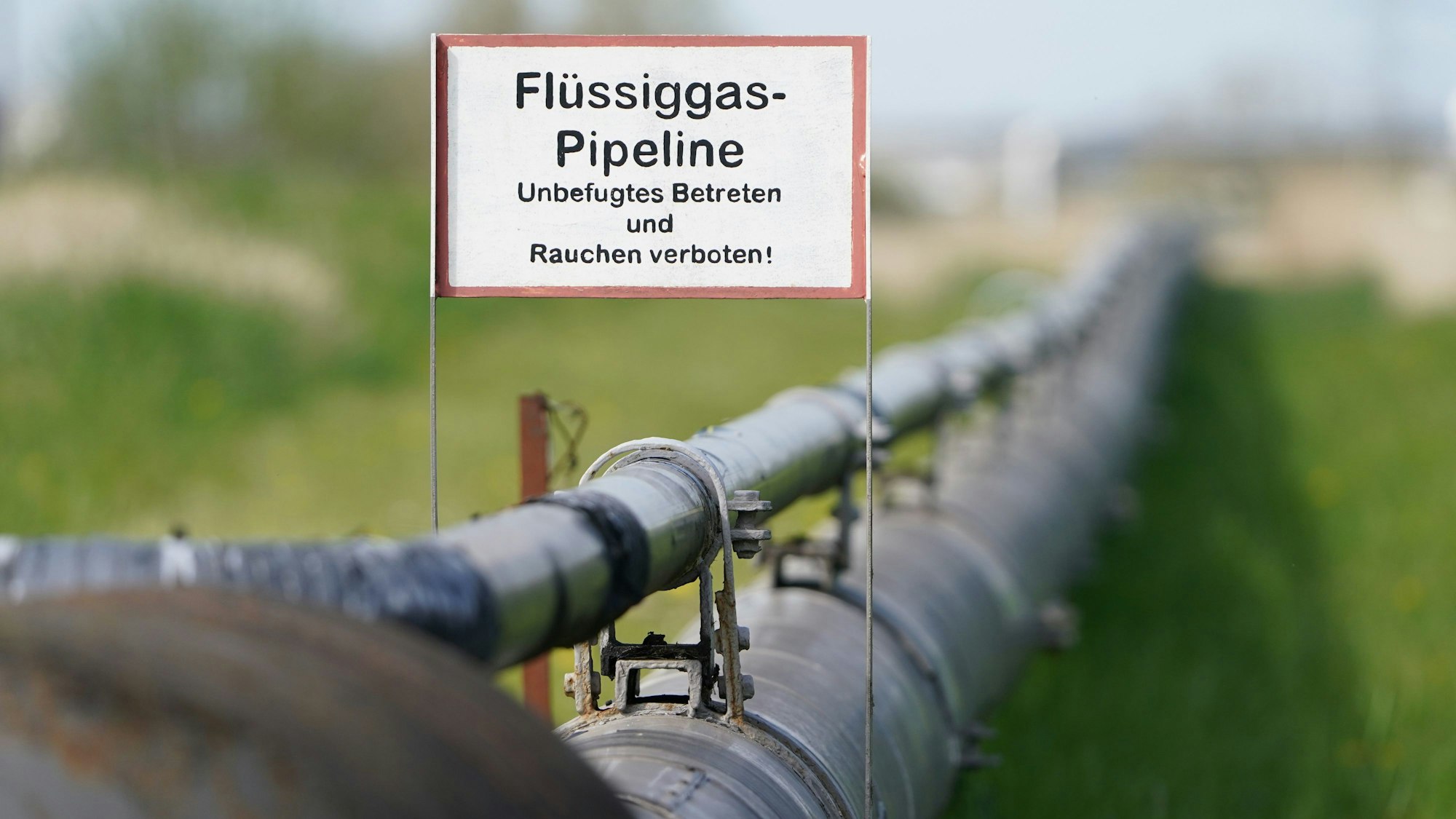 Blick auf eine Flüssiggas-Pipeline am Nordsee Gas Terminal.