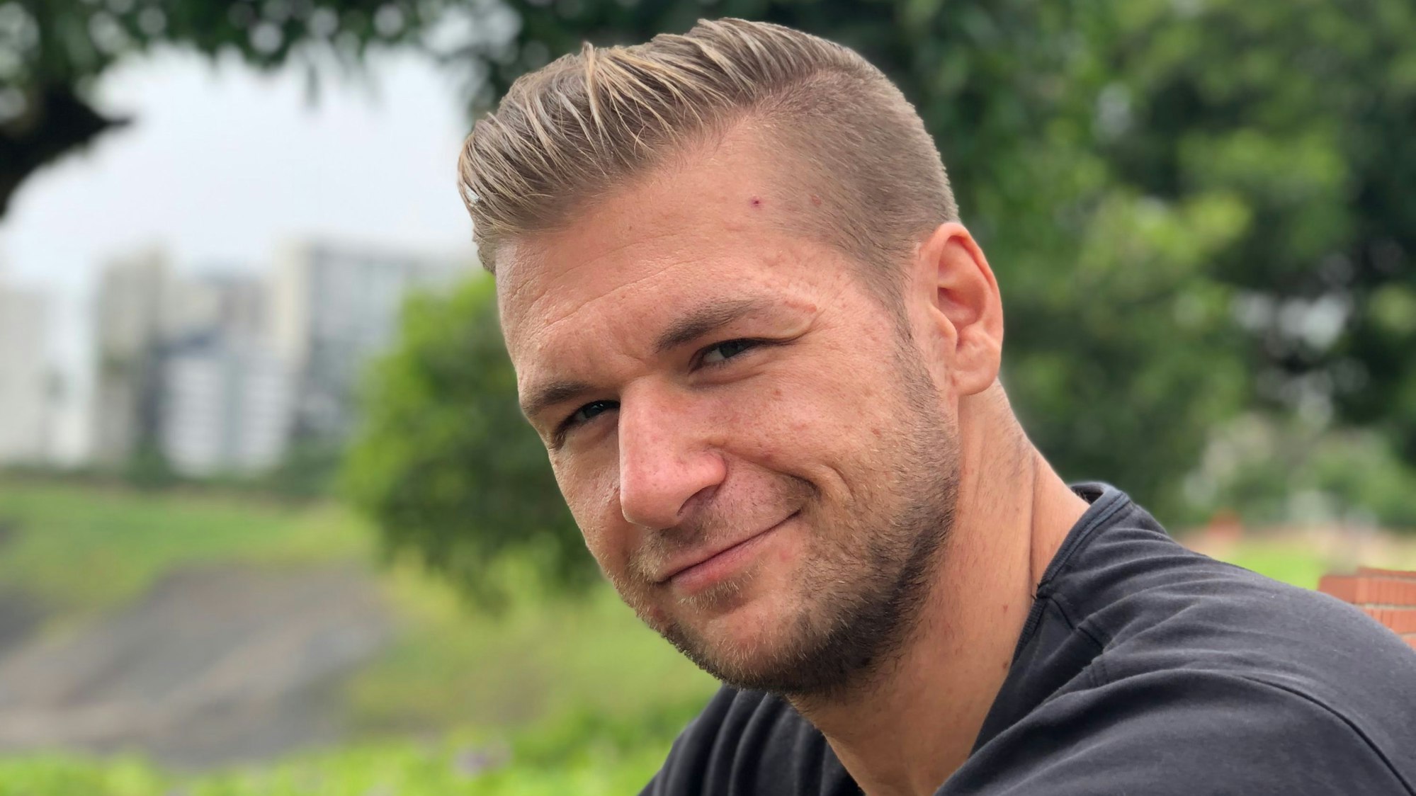 Der 33-jährige Zülpicher Fabian Esser mit gegelten Haaren und einem schwarzen T-Shirt schaut in die Kamera.