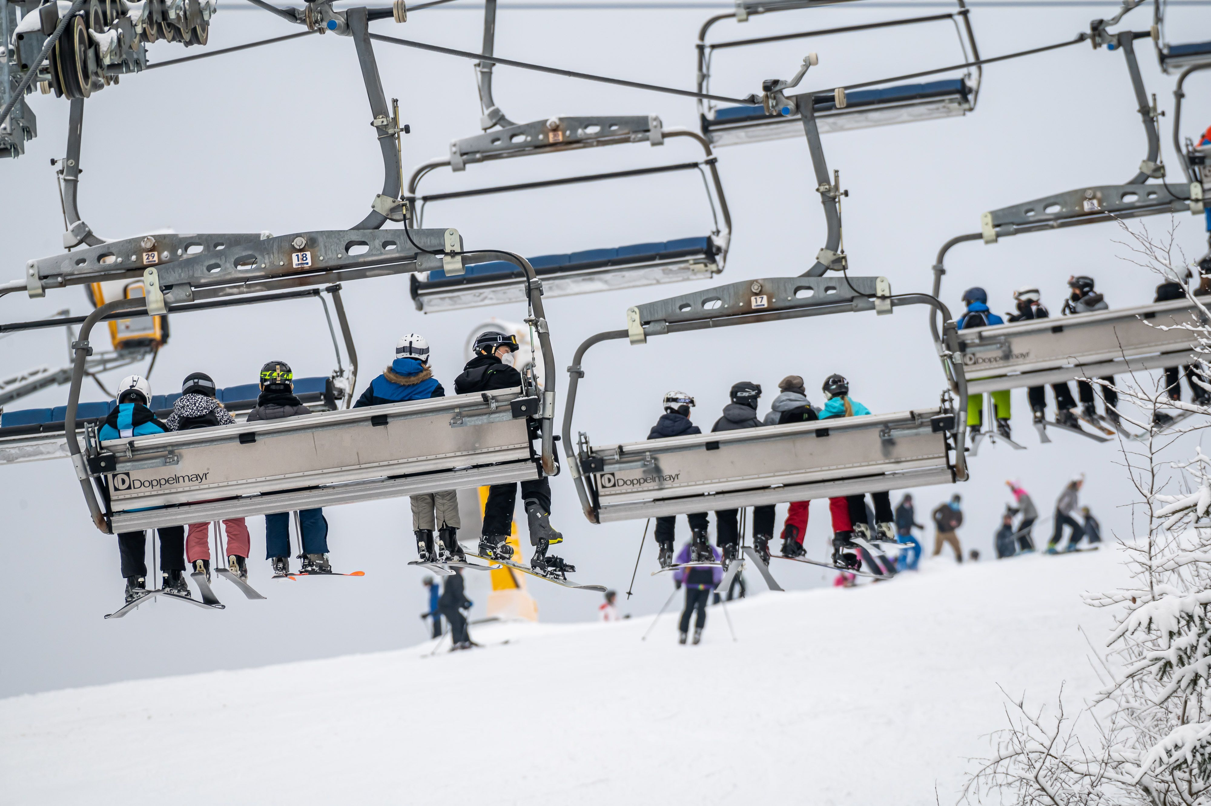 Skifahrer sitzen im Lift.