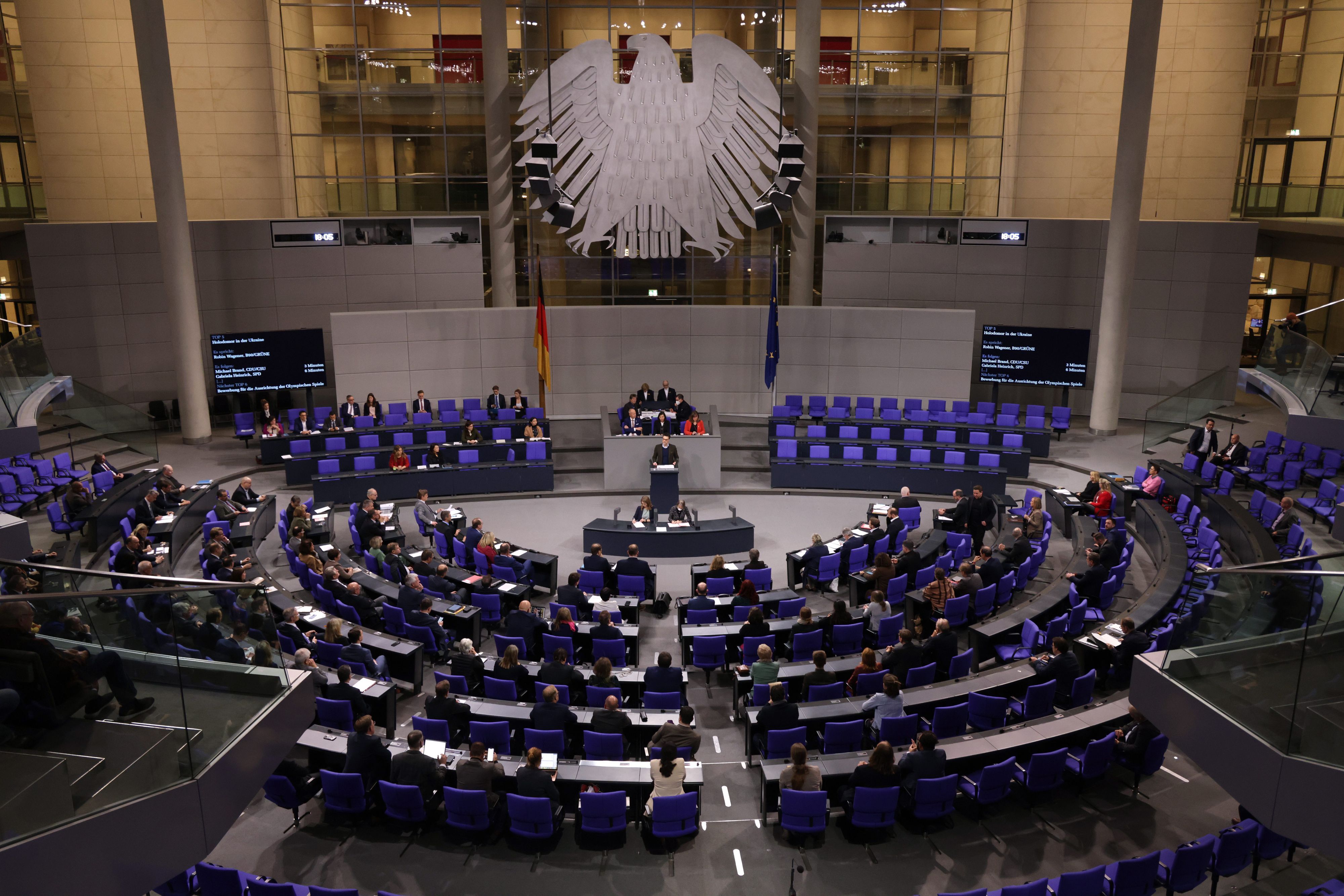 Abgeordnete sitzen im Deutschen Bundestag.