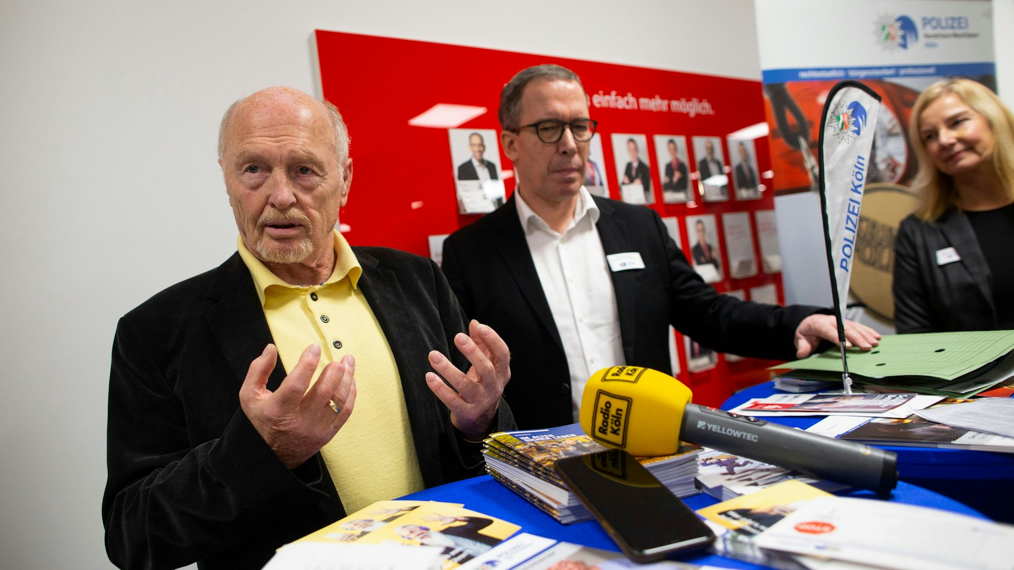 Der frühere Zoo-Direktor Gunther Nogge spricht bei einem Pressetermin über seine Erfahrung.