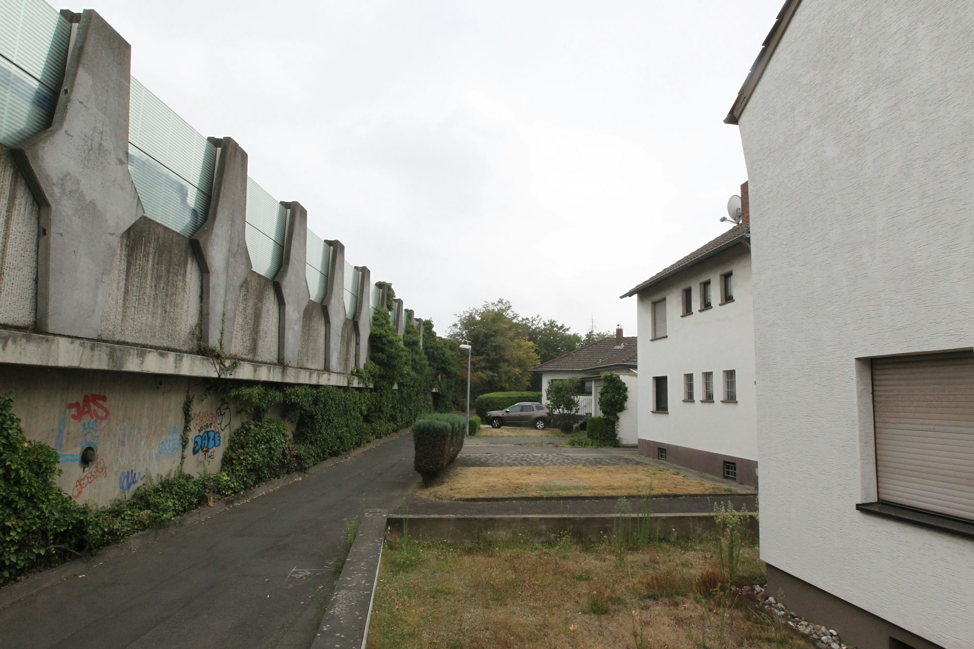 In Meindorf schützt eine Lärmschutzwand die Menschen vor dem Lärm der Autobahn.