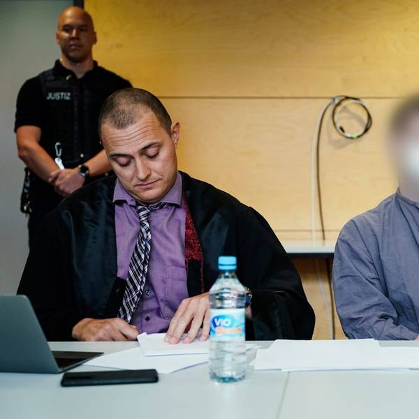 Der Hauptangeklagte (r) im Prozess wegen der Polizistenmorde im Januar in der Pfalz bei Kusel sitzt neben seinem Anwalt Leonhard Kaiser im Landgericht Kaiserslautern.