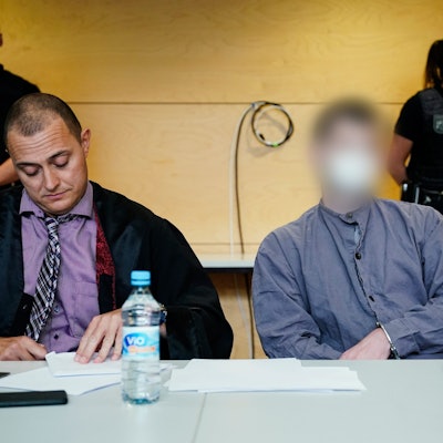 Der Hauptangeklagte (r) im Prozess wegen der Polizistenmorde im Januar in der Pfalz bei Kusel sitzt neben seinem Anwalt Leonhard Kaiser im Landgericht Kaiserslautern.