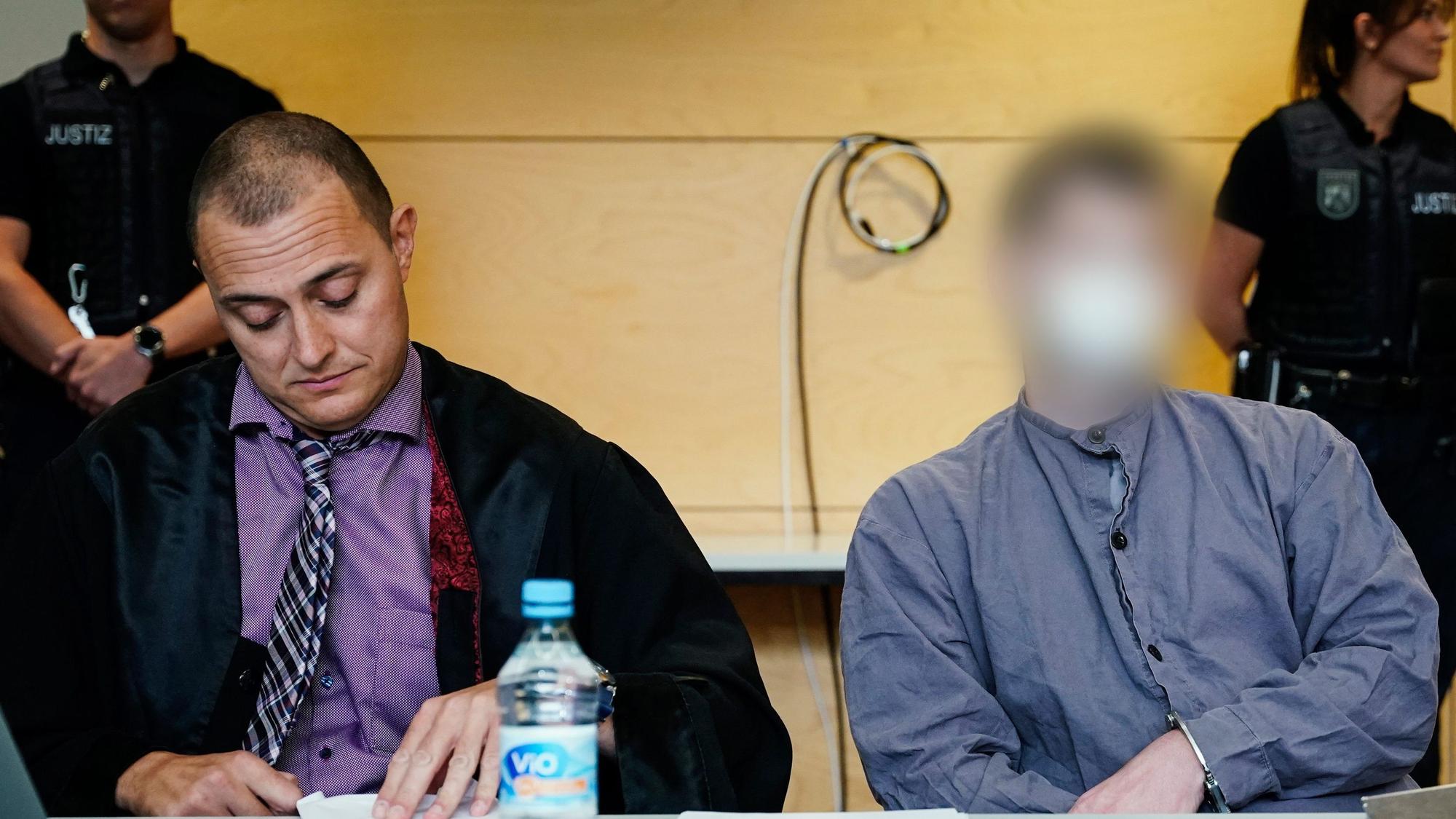 Der Hauptangeklagte (r) im Prozess wegen der Polizistenmorde im Januar in der Pfalz bei Kusel sitzt neben seinem Anwalt Leonhard Kaiser im Landgericht Kaiserslautern.