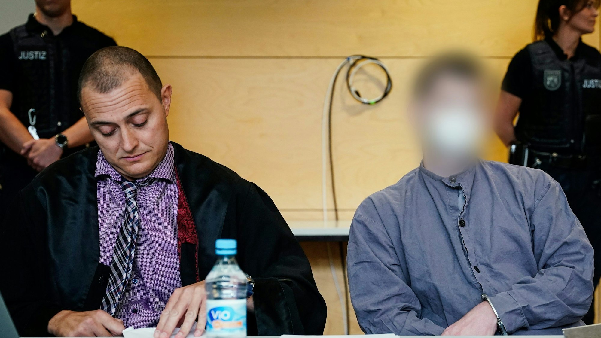 Der Hauptangeklagte (r) im Prozess wegen der Polizistenmorde im Januar in der Pfalz bei Kusel sitzt neben seinem Anwalt Leonhard Kaiser im Landgericht Kaiserslautern.