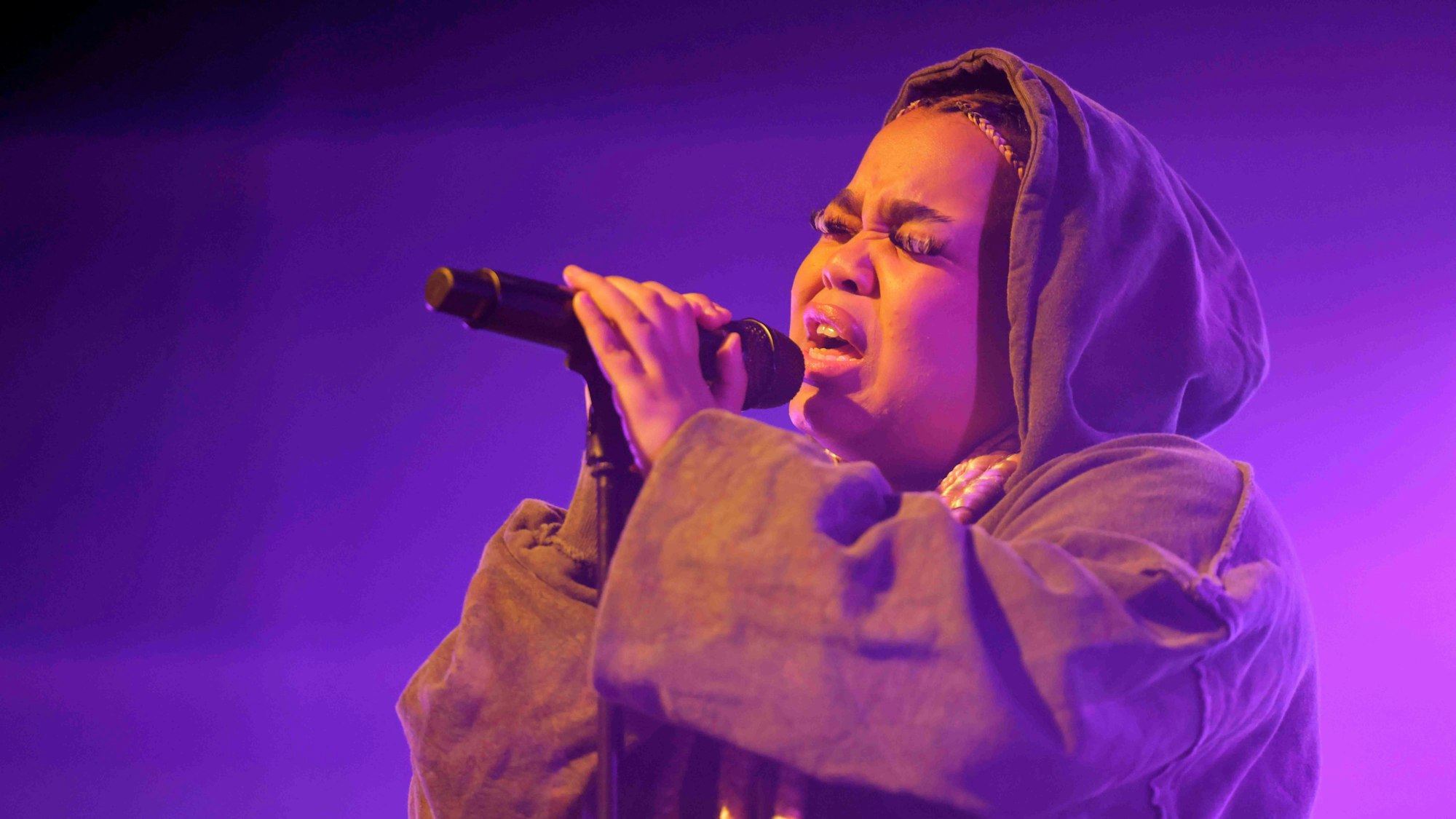 Sängerin Zoe Wees singt auf der Bühne im Carlswerk.