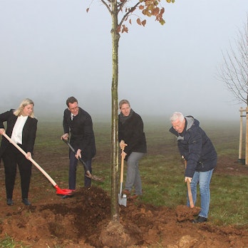 Bei Nebel pflanzte NRW-Ministerpräsident den 49. Baum zum Gedenken an die Flutopfer bei Blankenheimerdorf.
