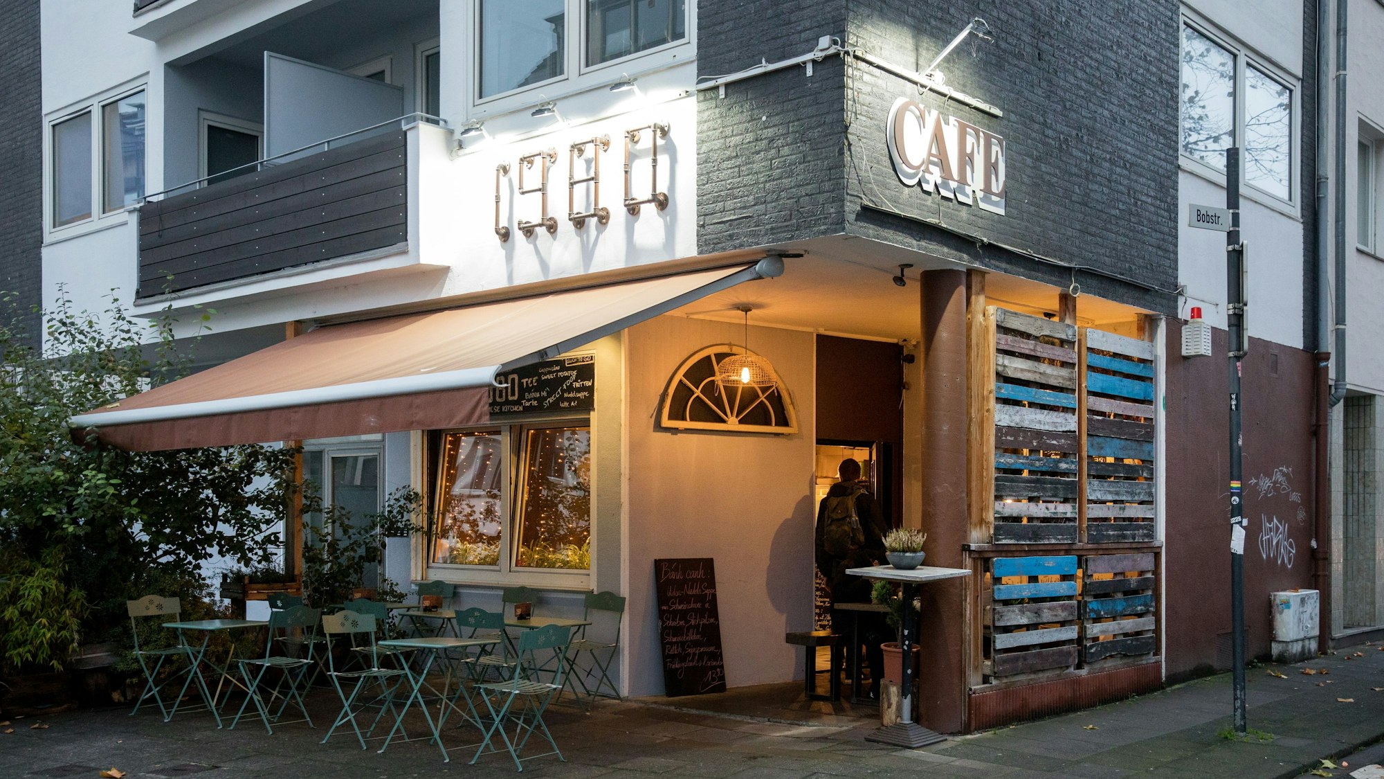 Die Front des Café 1980 in Köln