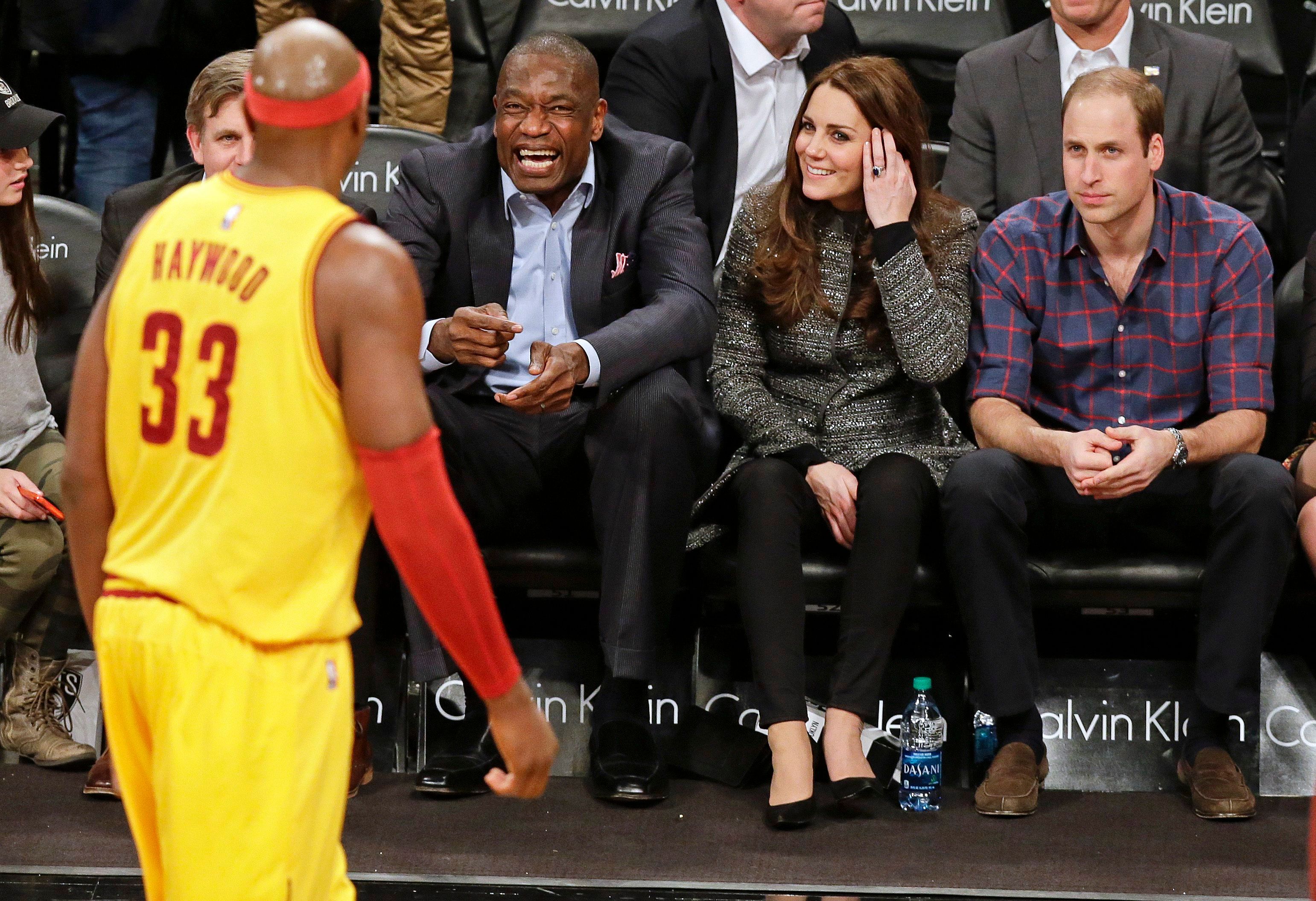 Prinz William und Herzogin Kate gucken beim Basketball zu.