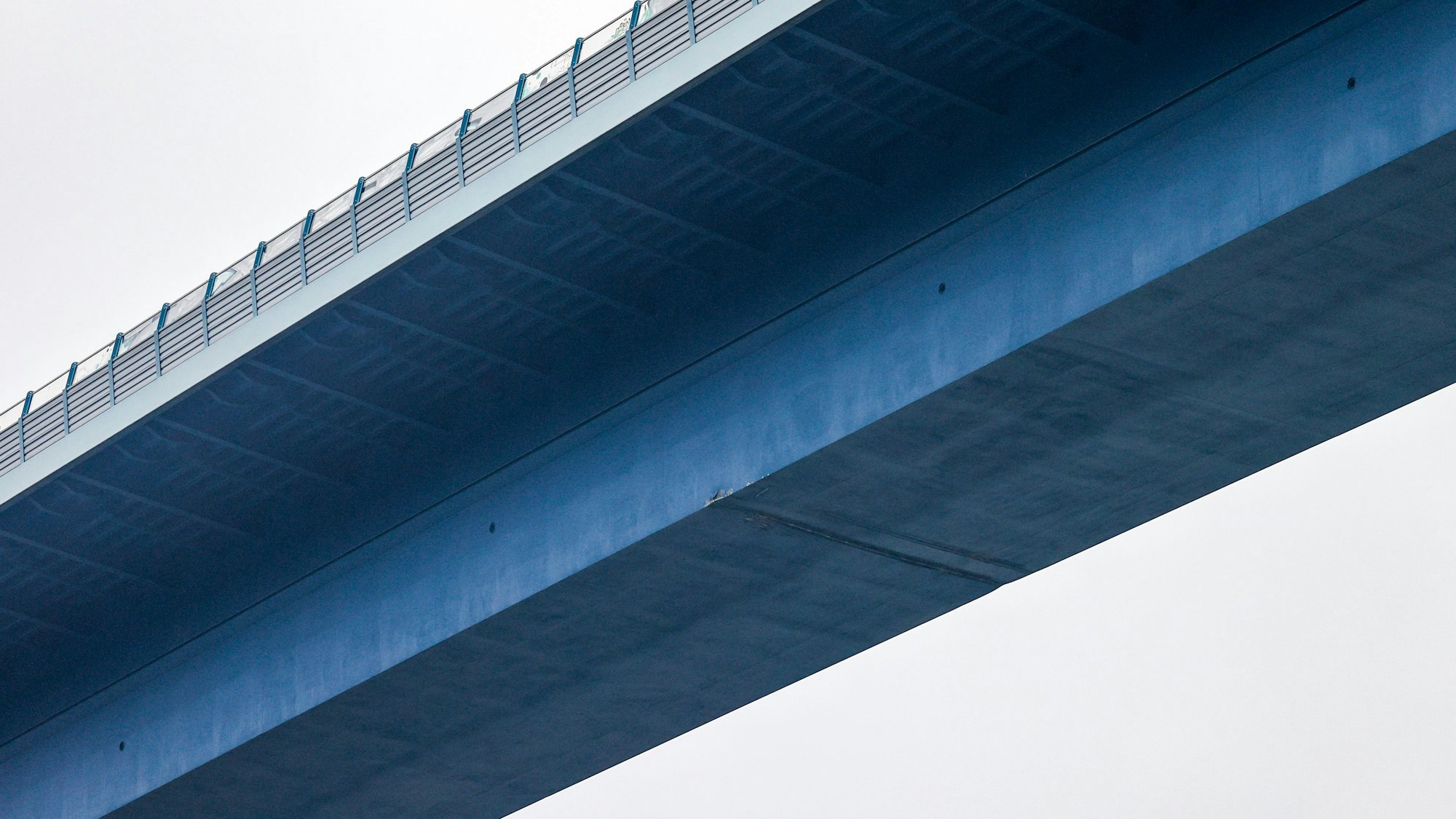 Schleifspuren einer Kollision zeichnen sich unter der Hochbrücke in Kiel-Holtenau ab.