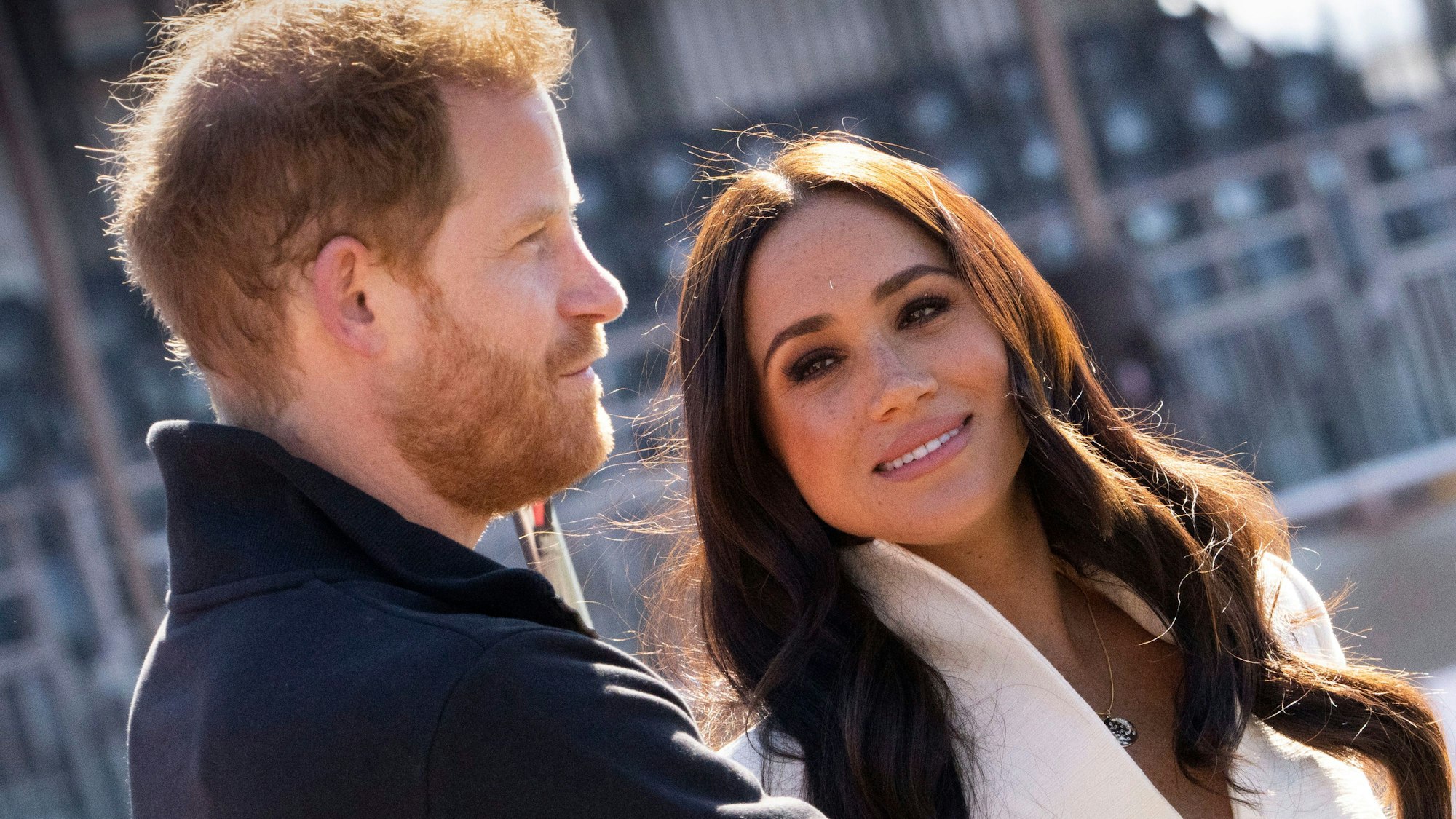 Prinz Harry, Herzog von Sussex, und Meghan, Herzogin von Sussex, schauen einander an. Beide sprechen über ihr Kennenlernen in der Netflix-Dokumentation „Harry & Meghan“.