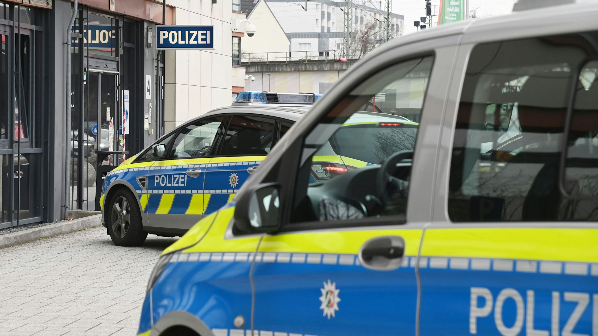 Zwei Polizeifahrzeuge stehen vor der Wache in Köln-Kalk auf dem Walter-Pauli-Ring.