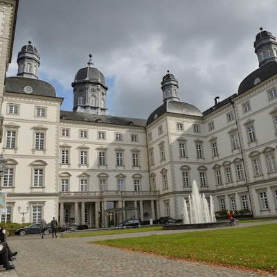Das weiße Barockschloss Bensberg von unten fotografiert.