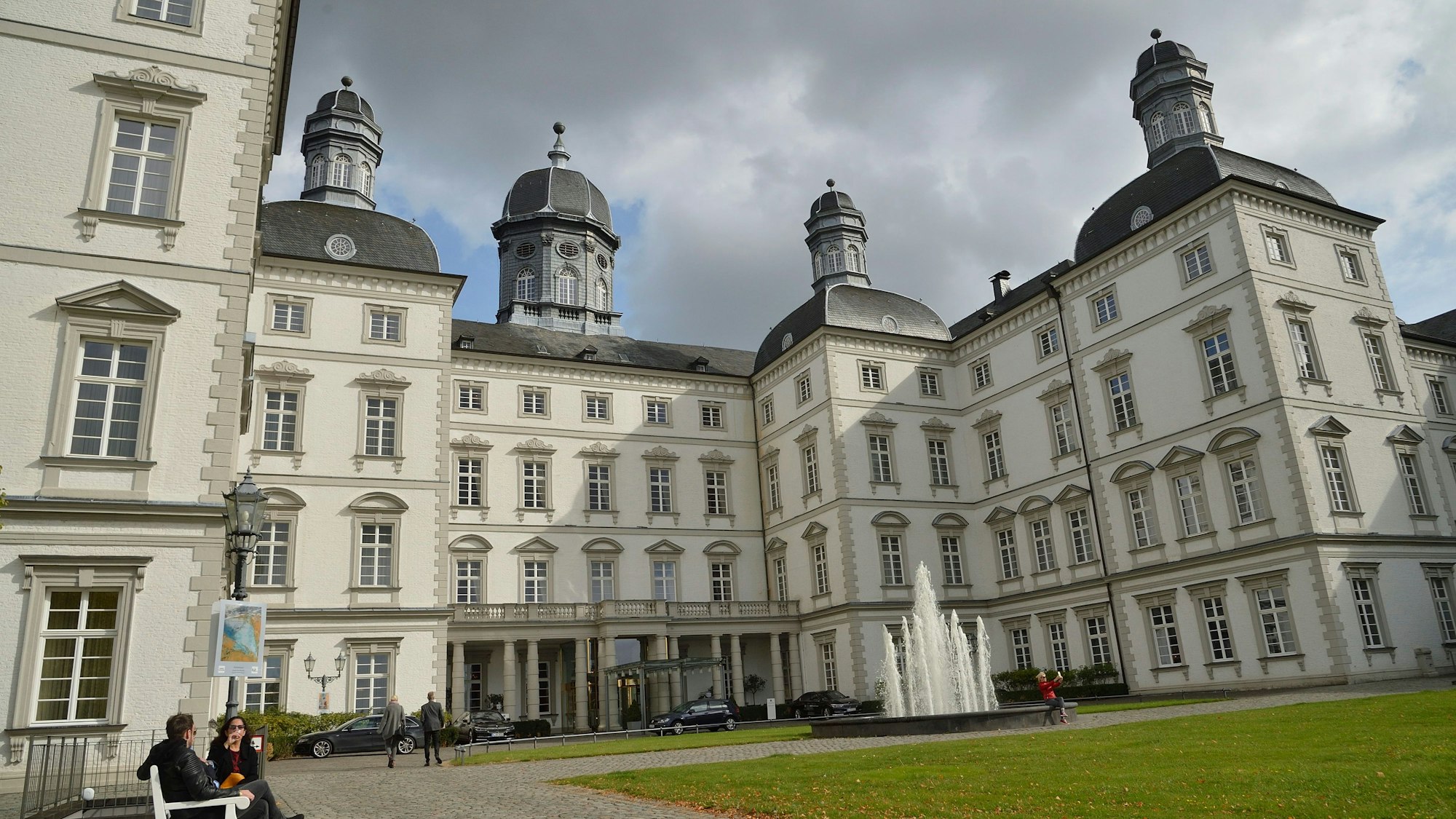 Das weiße Barockschloss Bensberg von unten fotografiert.