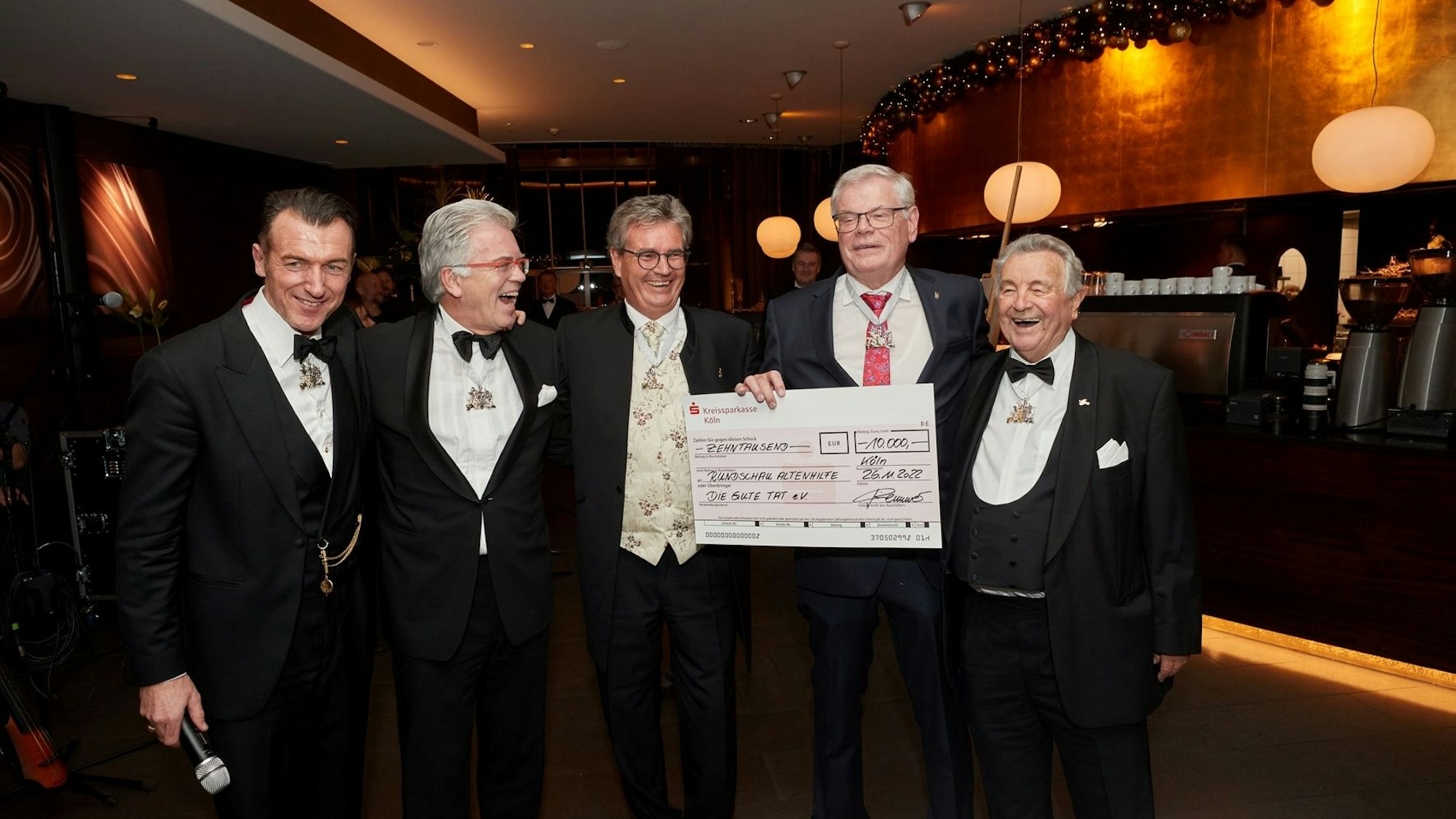 Kölnische in bester Spendierlaune: (v.l.) Senatspräsident Walter Passmann, Ehrensenator Sigismund Zielienski, Senatsschatzmeister Jörg Demmer und Ehrenratsherr und Senator Paul Sauer überreichten einen Scheck über 10 000 Euro an Helmut Heinen (2.v.r.), den Vorsitzenden der Altenhilfe. Die Summe „rundete“ Sigismund Zielienski dann auf jecke 11 111.11 Euro auf.